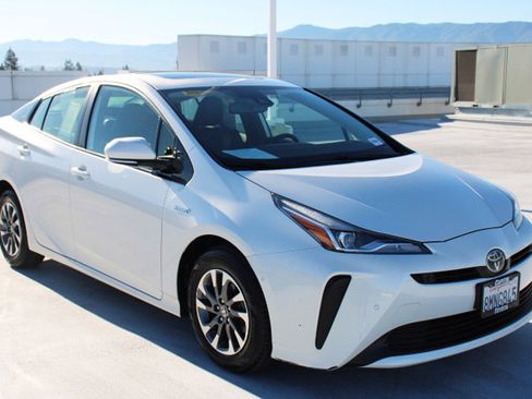 Used 2019 Toyota Prius XLE image 2