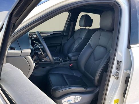 Certified 2025 Porsche Macan image 5