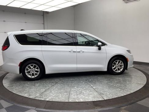Used 2023 Chrysler Pacifica Touring FWD image 38