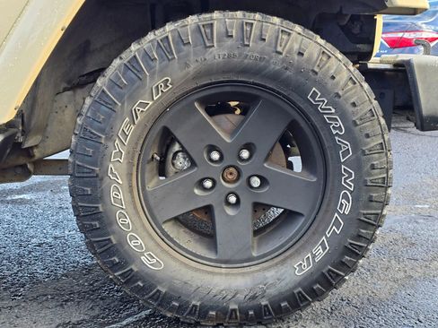 Used 2012 Jeep Wrangler Unlimited Sahara w/ Connectivity Group image 9