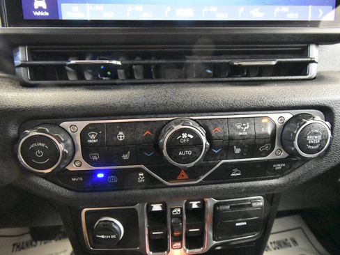 Used 2024 Jeep Wrangler Unlimited AWD/4WD image 29