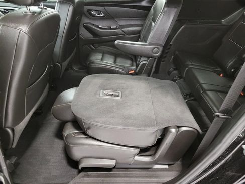 Used 2023 Chevrolet Traverse LT w/ Rear Camera Mirror Package image 24