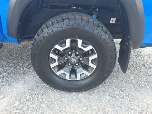 Used 2021 Toyota Tacoma TRD Off-Road w/ Technology Package AWD/4WD image 9