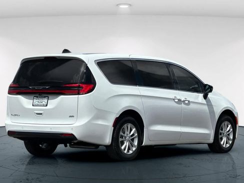 New 2027 Chrysler Pacifica Select AWD/4WD image 2