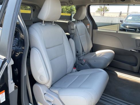 Used 2017 Toyota Sienna XLE w/ XLE Navigation Package FWD image 19