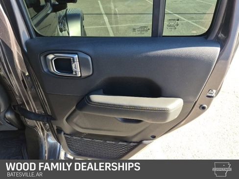 Used 2025 Jeep Wrangler Sahara image 29