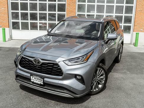 Used 2020 Toyota Highlander Platinum AWD/4WD image 2