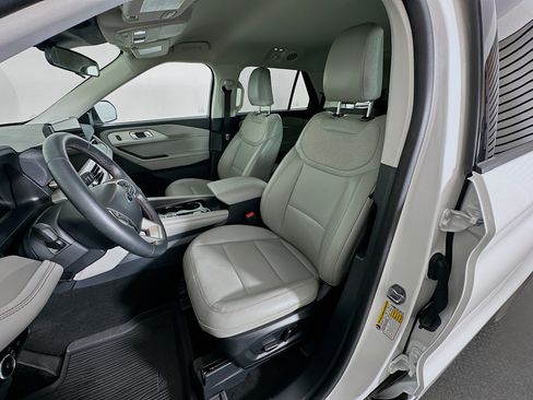 Used 2025 Ford Explorer Active w/ Active Comfort Package RWD image 13