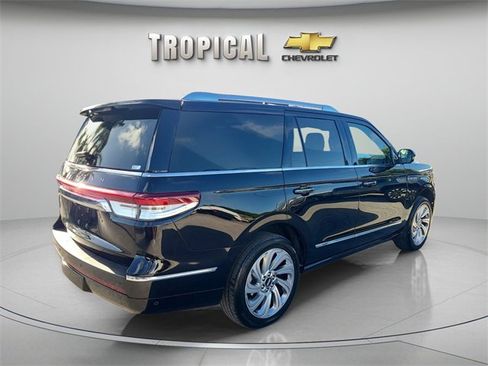 Used 2024 Lincoln Navigator Premiere image 5