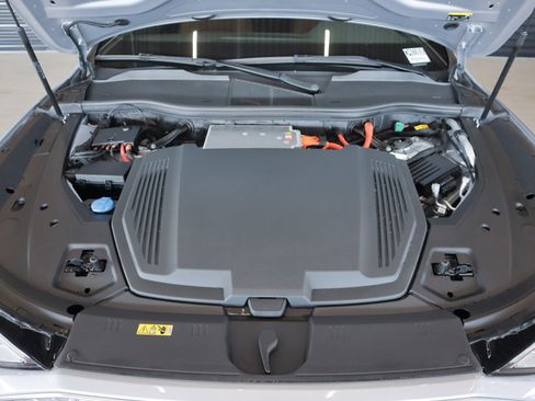 Used 2022 Audi e-tron Premium image 3