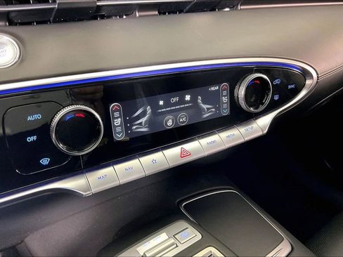 Used 2022 Genesis GV70 2.5T w/ Advanced Package image 33