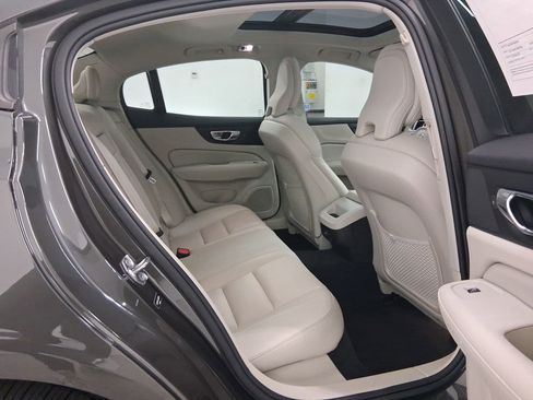 Used 2020 Volvo S60 T5 Momentum w/ Premium Package image 30