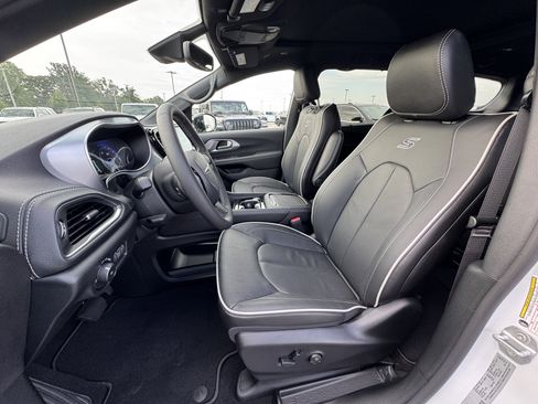 New 2026 Chrysler Pacifica Select image 11
