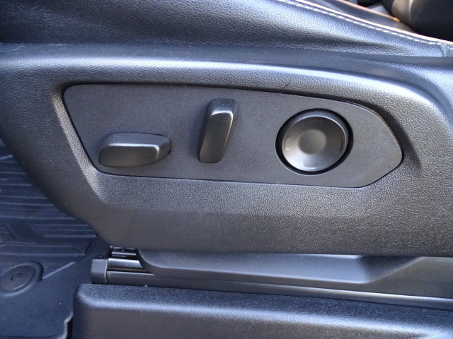 Used 2023 GMC Yukon XL AT4 w/ LPO, Floor Liner Package AWD/4WD image 3