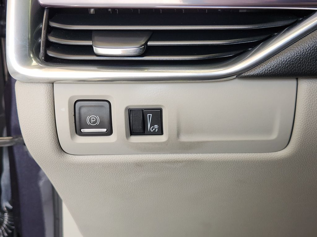 Used 2023 Cadillac XT4 Luxury w/ Cold Weather Package FWD image 21