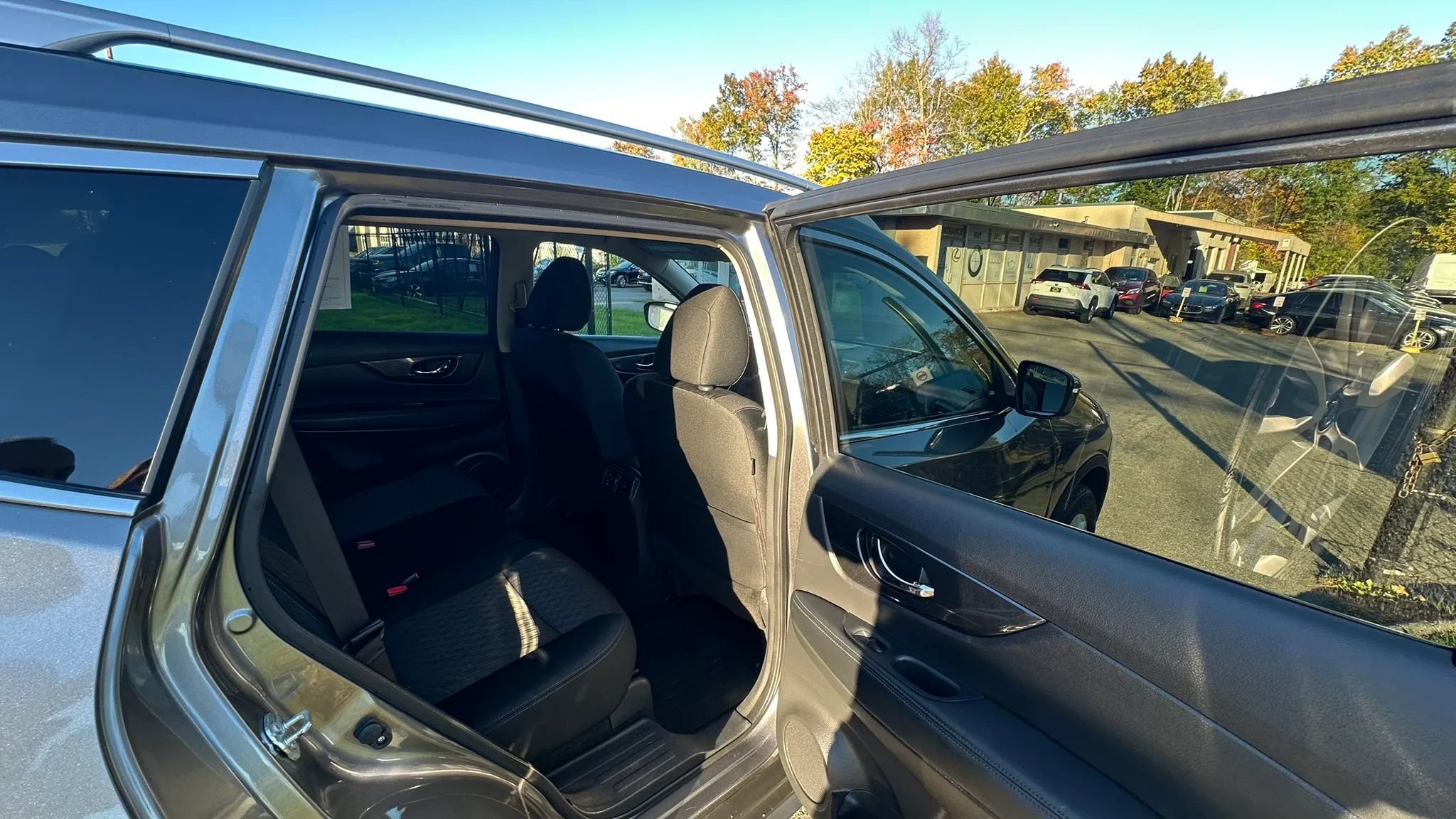 Used 2017 Nissan Rogue SV AWD/4WD image 34