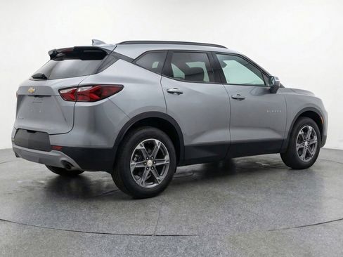 Used 2025 Chevrolet Blazer LT FWD image 9