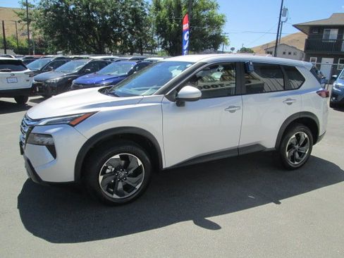 Used 2025 Nissan Rogue SV AWD/4WD image 3