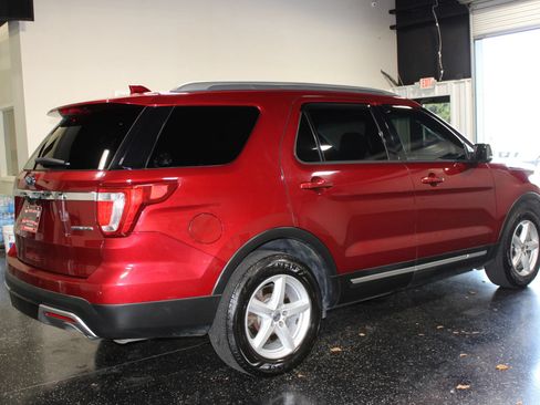 Used 2016 Ford Explorer XLT w/ Equipment Group 201A FWD image 4