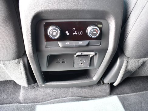 Used 2026 Chevrolet Traverse LT w/ Driver Confidence Package FWD image 12