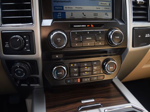 Used 2017 Ford F150 Lariat image 11