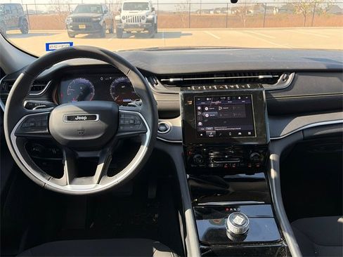 Used 2023 Jeep Grand Cherokee L Laredo image 13