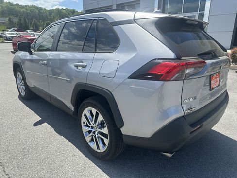 Used 2021 Toyota RAV4 XLE Premium FWD image 10