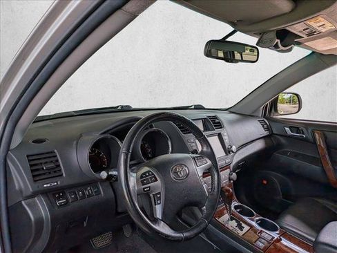 Used 2012 Toyota Highlander Limited w/ Tow Pkg AWD/4WD image 9