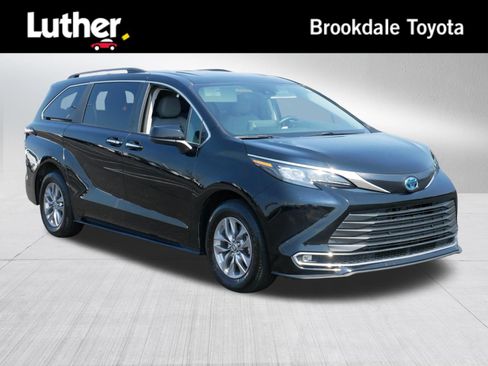 Used 2024 Toyota Sienna XLE FWD image 1