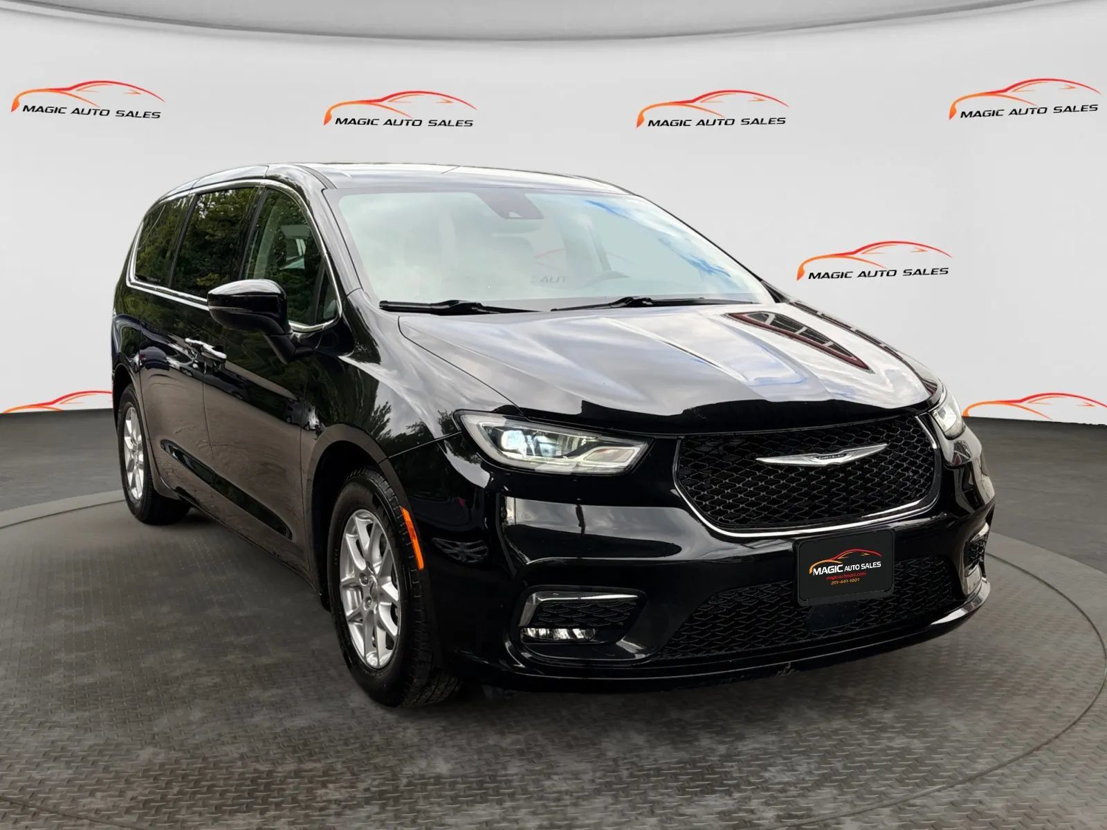 Used 2023 Chrysler Pacifica Touring-L FWD image 5