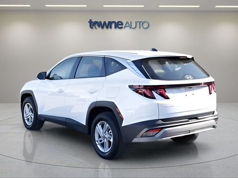 Used 2025 Hyundai Tucson SE AWD/4WD image 3