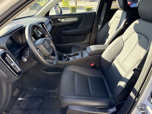 Used 2025 Volvo XC40 B5 Core image 16