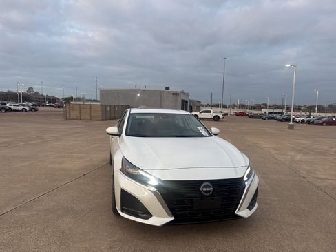 Used 2023 Nissan Altima 2.5 SV w/ SV Premium Package image 3