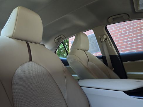 Used 2020 Toyota Camry XLE image 18