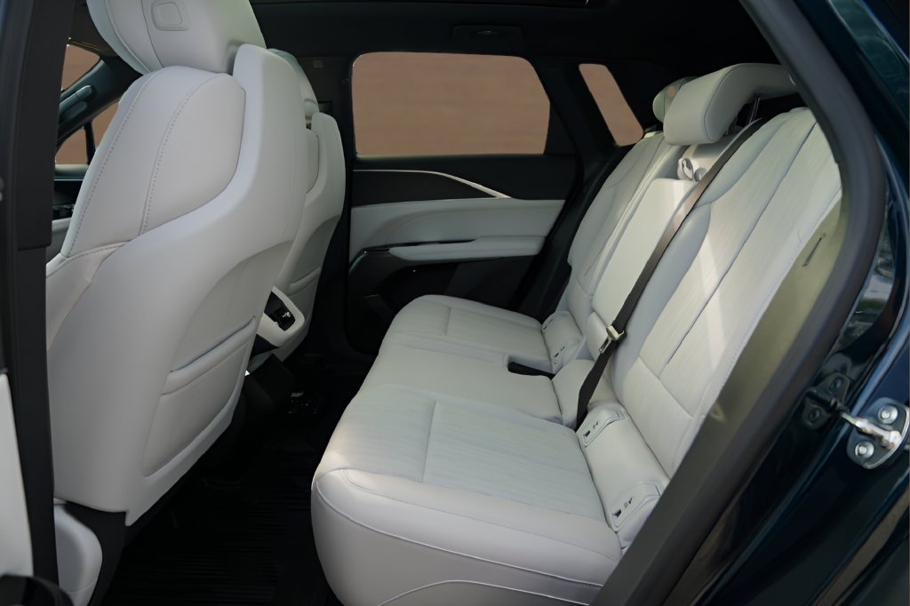 Certified 2025 Cadillac Lyriq Luxury w/ LPO, Floor Liner Package RWD image 31