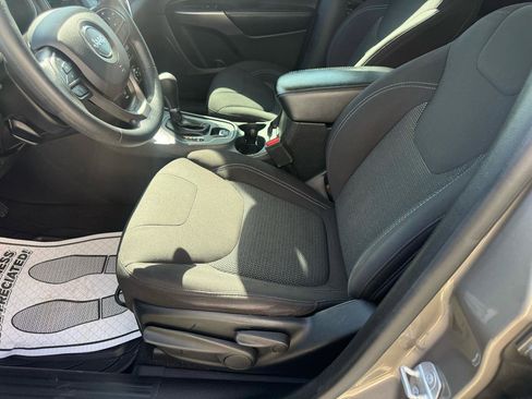 Used 2019 Jeep Cherokee Latitude w/ Popular Appearance Group AWD/4WD image 11
