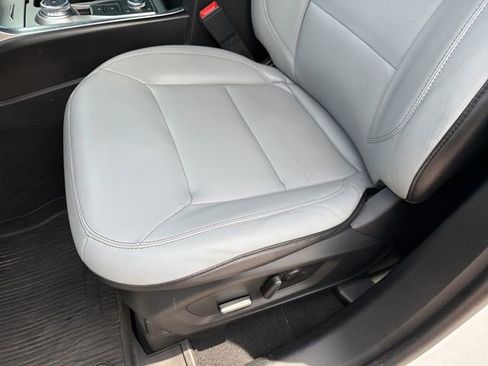 Used 2021 Ford Explorer XLT w/ Equipment Group 202A AWD/4WD image 18