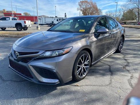 Used 2021 Toyota Camry SE image 3