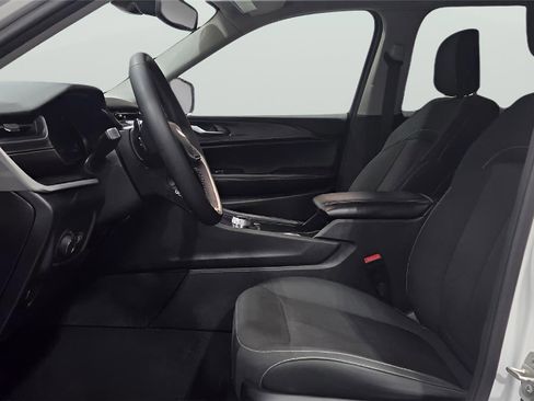 Used 2023 Jeep Grand Cherokee Laredo image 8