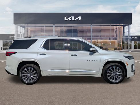 Used 2023 Chevrolet Traverse Premier FWD image 3