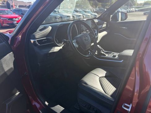 Used 2021 Toyota Highlander XSE AWD/4WD image 13
