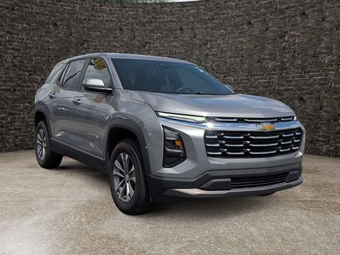 Used 2025 Chevrolet Equinox LT AWD/4WD image 2