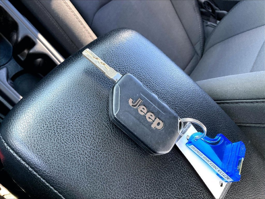 Used 2023 Jeep Gladiator Sport AWD/4WD image 25