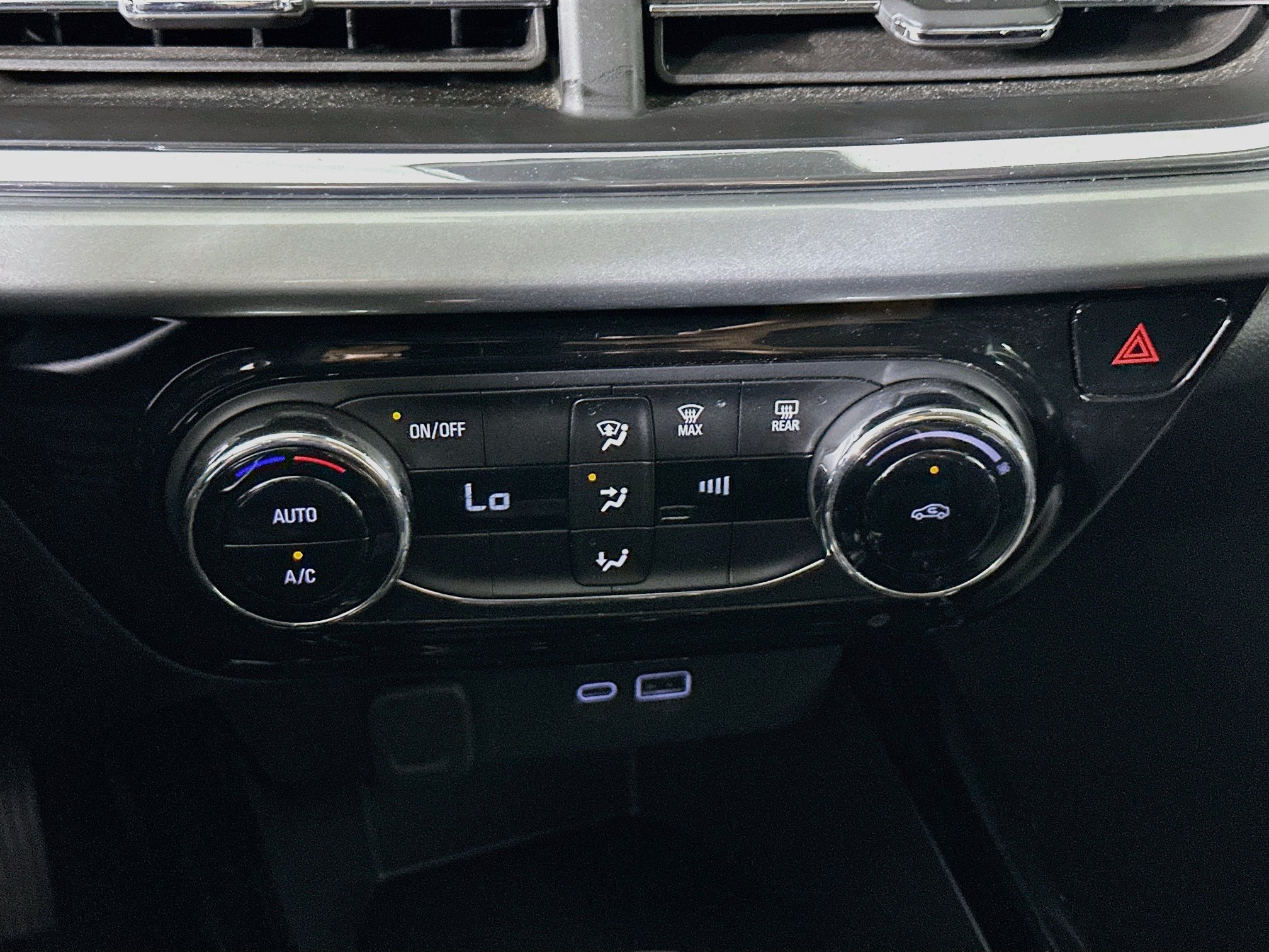 Used 2025 Chevrolet Trax LT FWD image 23