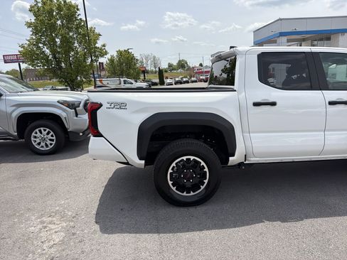 Used 2025 Toyota Tacoma TRD Off-Road AWD/4WD image 6