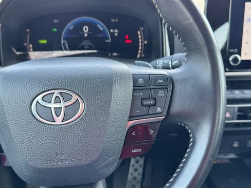 Used 2025 Toyota Camry SE FWD image 23