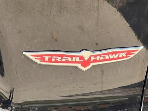 Used 2022 Jeep Cherokee Trailhawk image 9