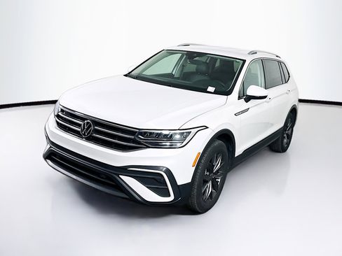 Used 2023 Volkswagen Tiguan SE image 3