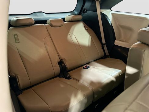 Used 2021 Toyota Sienna XLE image 25