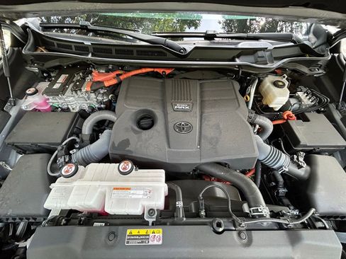 Used 2024 Toyota Tundra Platinum AWD/4WD image 12